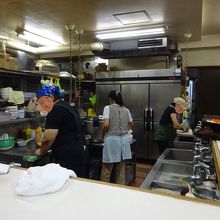 客の出入りが多くて賑やかな「地元の食堂」です。