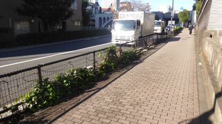 湯島聖堂と神田川の挟まれた坂