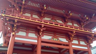 美しい朱色の楼門