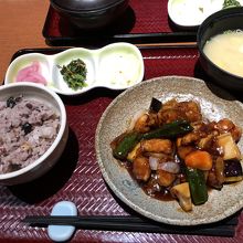 鶏の黒酢炒め定食