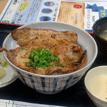 炙り豚味噌丼970円