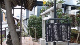 南高橋のたもとにあります