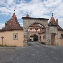 奥には塔門もあります。