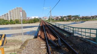 浅川土手から見る、浅川に架かる橋を通過する列車の光景は、なかなか見応えがあります