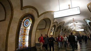 素敵なステンドグラスの駅