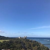 廊下から見えるビーチの景色