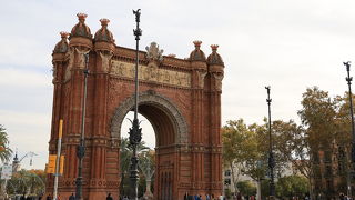 赤レンガでできたバルセロナの凱旋門