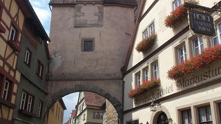 旧市街地の中心的なエリアに東側にある門です。