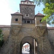 この門は旧市街地の北東の位置にあります。