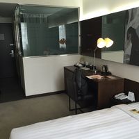 バスルームはガラス張り。流行りかもしれんけど好きじゃないな。