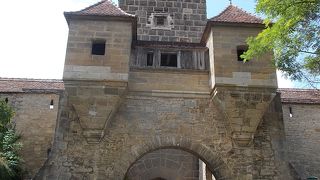 この門は旧市街地の北東の位置にあります。