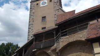 この門は旧市街地の北西にあります。