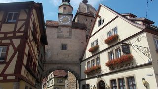 旧市街地の中心的なエリアの東にあるマルクス塔につからわています。