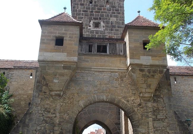 この門は旧市街地の北東の位置にあります。