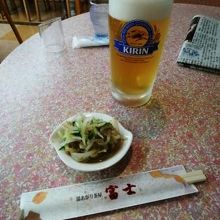 ビール頼むとつまみついてきた