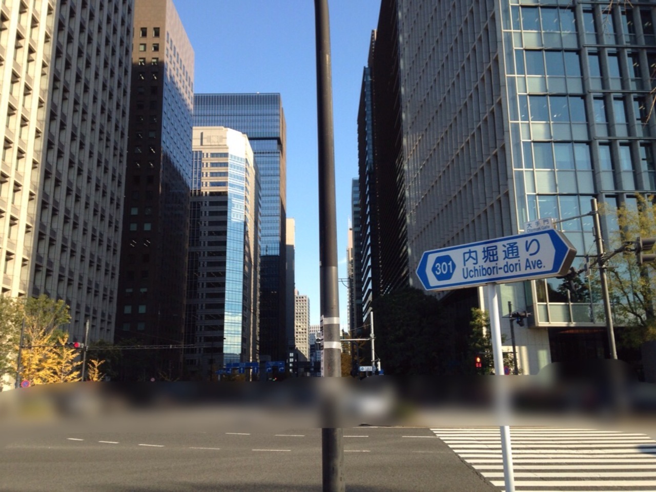 皇居内堀沿いを走る環状道路