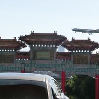 すぐ近くを飛行機が飛びます。