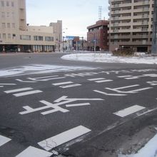 ロータリー内は一方通行。運転時は歩行者に注意しましょうね。