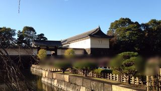 交差点を渡る人が橋で並ぶ