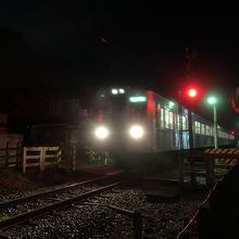 御花畑駅を出た列車