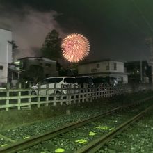 御花畑駅近くの線路から見えた秩父夜祭の花火