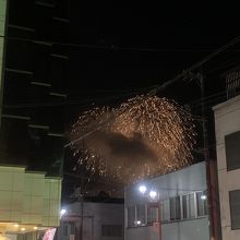 御花畑駅近く、秩父神社前交差点から見えた秩父夜祭の花火