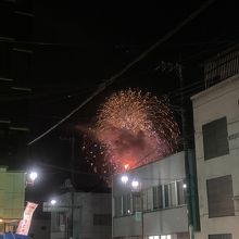 御花畑駅近く、秩父神社前交差点から見えた秩父夜祭の花火