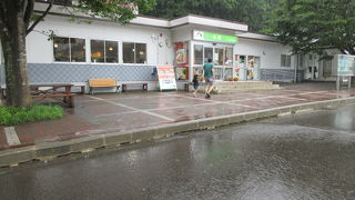 小さいですが仙台から山形に向かう際の唯一の有人PA