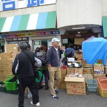 場内の様子：菓子類、飲料水などいろいろ販売