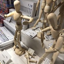 デッサン人形は大小2種類あって、大きい方を買い求めた