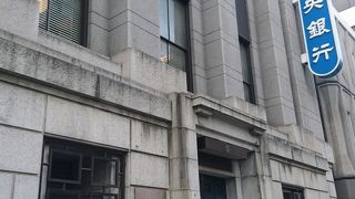 真四角で堅固な建物
