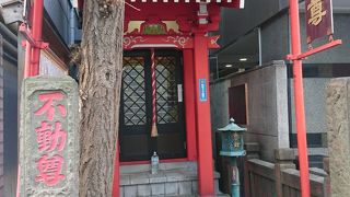 朱色の小さなお堂