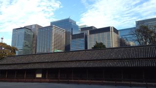 江戸時代の遺構の背景には丸の内のビル群