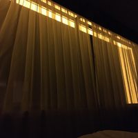 ホテル自体のライトアップの為に窓外が黄色く照らされています