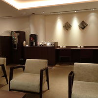 京都駅近くのラウンジ。シャトルバスの待ち時間を過ごせます。