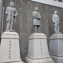 大阪商工会議所　五代友厚像一番左
