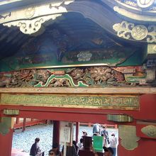 眠り猫の裏側の彫刻雀