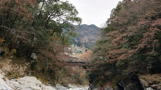 川と切り立った岩山が美しい