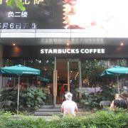 １階にスターバックスが入っています