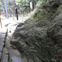 素鵞社のパワースポットの岩