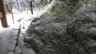 境内の奥にある小さな社