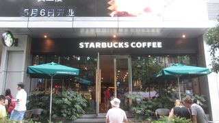 １階にスターバックスが入っています