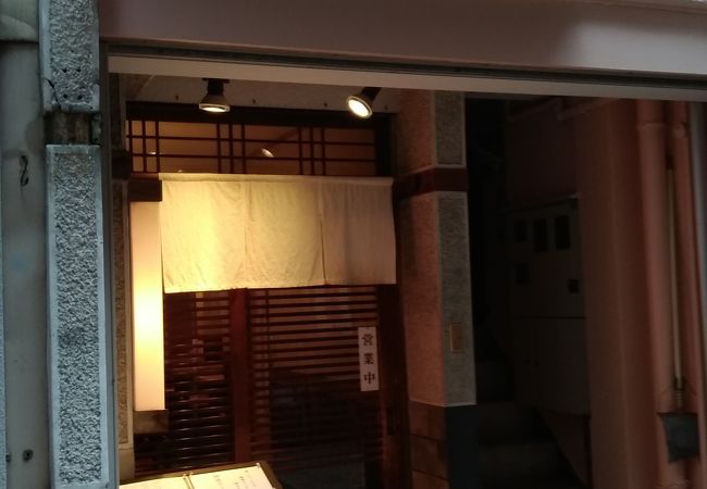 繁華街の路地裏のうどん屋さん