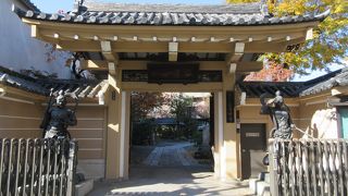 本堂が石垣の上に建っています