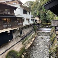 川を渡って正面入り口。秘境の宿　黒川温泉　新明館