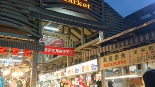 にぎやかな夜の市場。行列のできる人気店もあります。