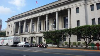 総統府の建築にもひけを取らない立派な建物