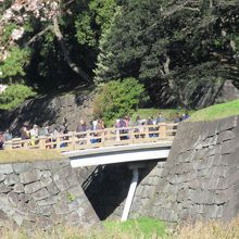 乾通りからの様子(かつて跳ね上げ式の橋だった箇所)