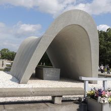 この慰霊碑の後ろにあります