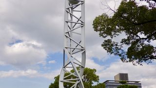 平和の鐘の北側にあり